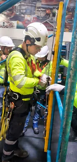 Ajuste de arnés para trabajo en altura