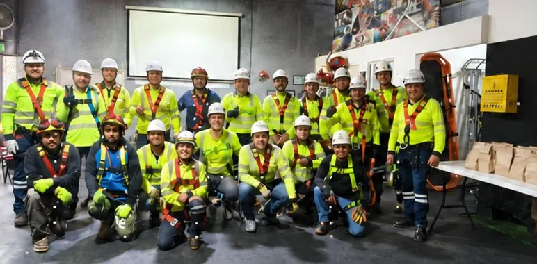 Grupo de participantes con equipo de protección
